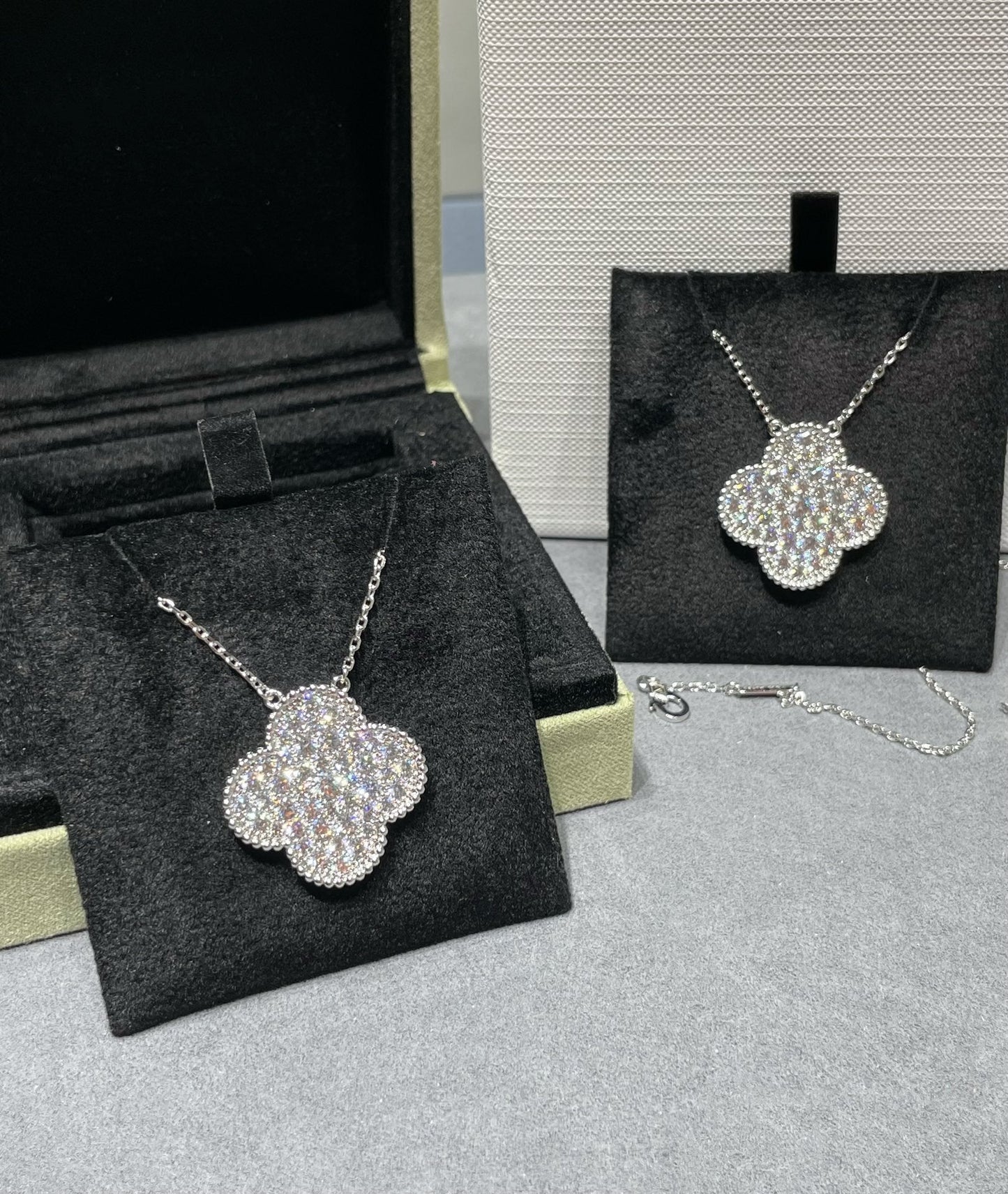 [WZQ]CLOVER 25MM LARGE PENDANT DIAMOND PAVED SILVER NECKLACE