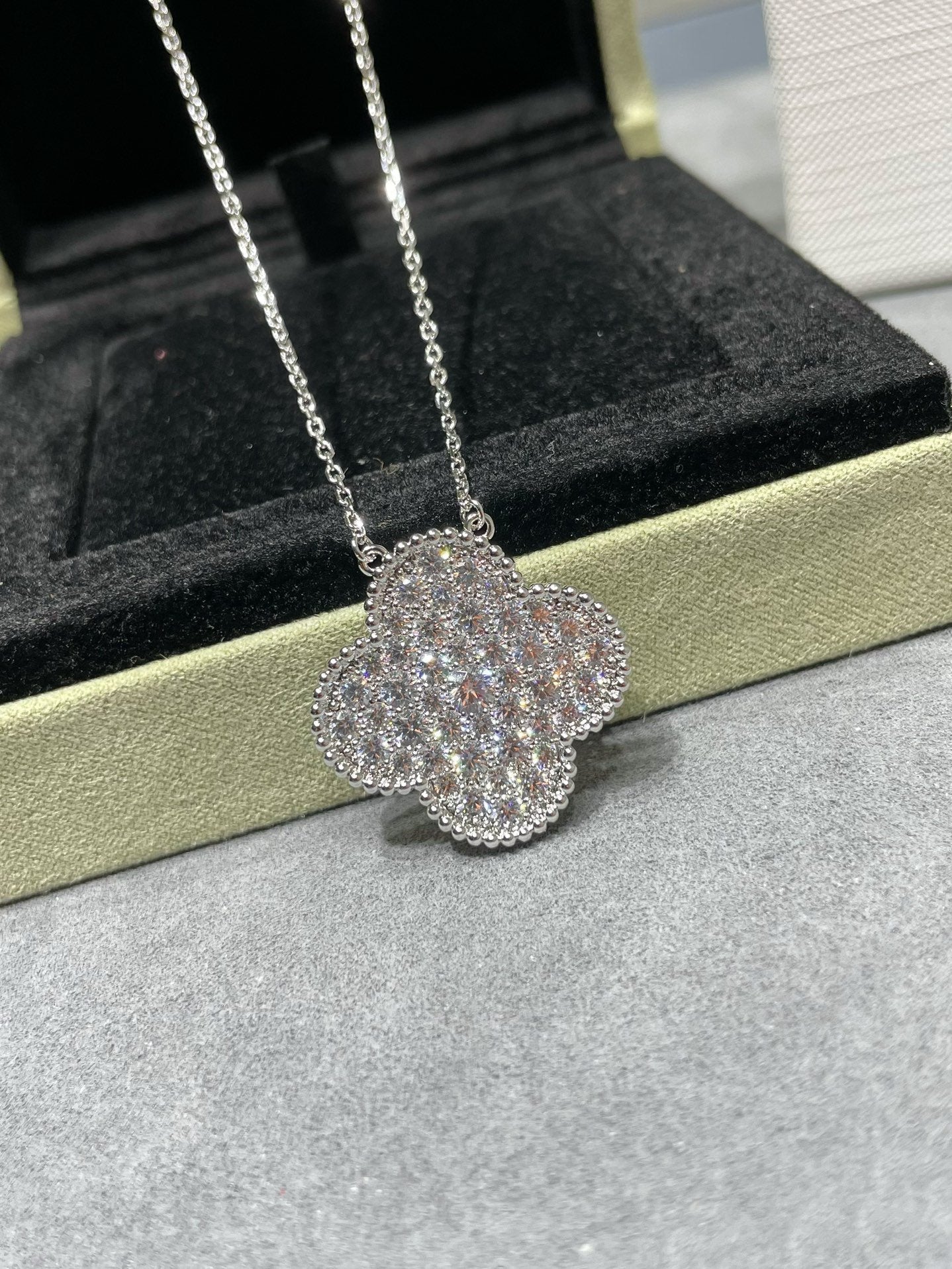 [WZQ]CLOVER 25MM LARGE PENDANT DIAMOND PAVED SILVER NECKLACE