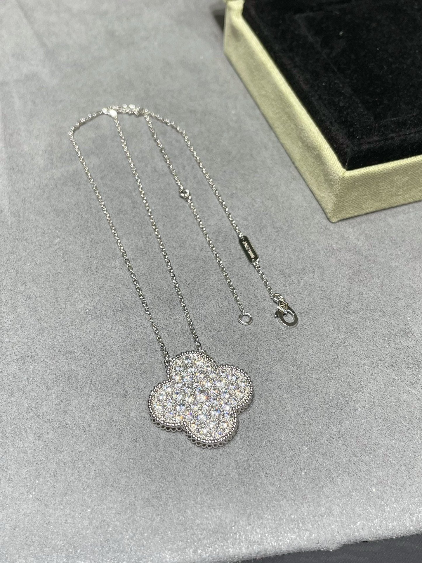 [WZQ]CLOVER 25MM LARGE PENDANT DIAMOND PAVED SILVER NECKLACE