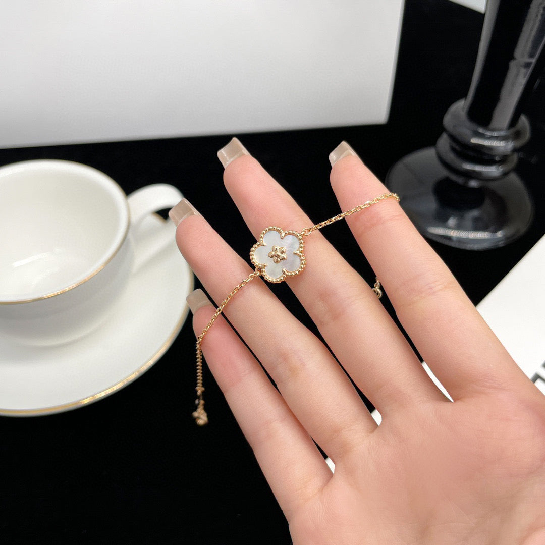 [WZQ]LUCKY  WHITE MOP  PLUM BLOSSOM NECKLACE